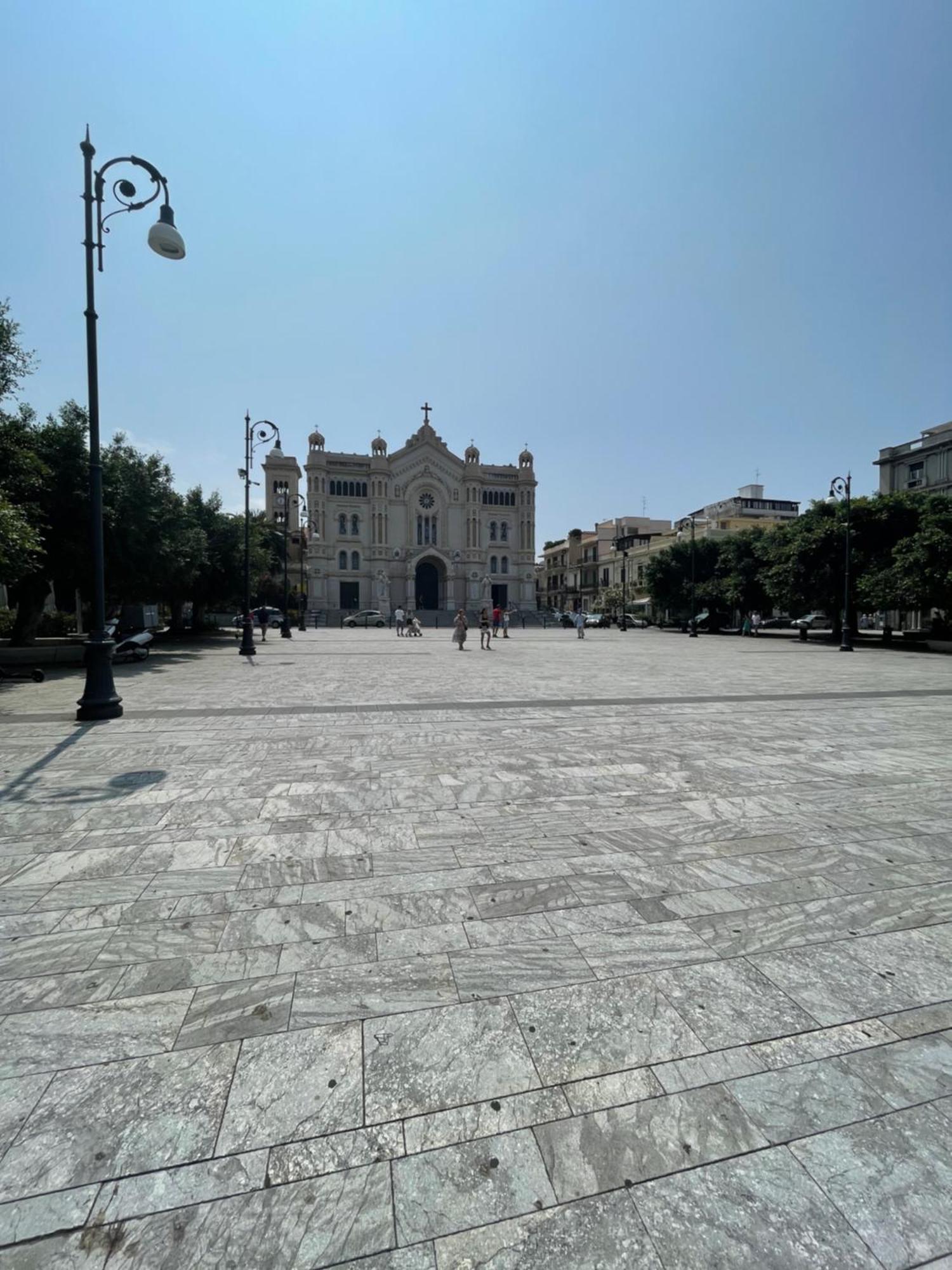 Отель La Cattedrale Реджо-ди-Калабрия Экстерьер фото